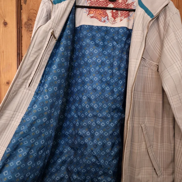 Men's Stylish Gray Plaid Jacket With Detailed Lining - Picture 4 of 11